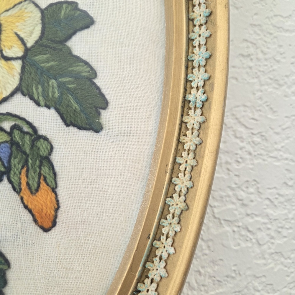 Vintage Oval Framed Floral Pansies Needlepoint Wall Hanging Cottagecore - Picture 6 of 10
